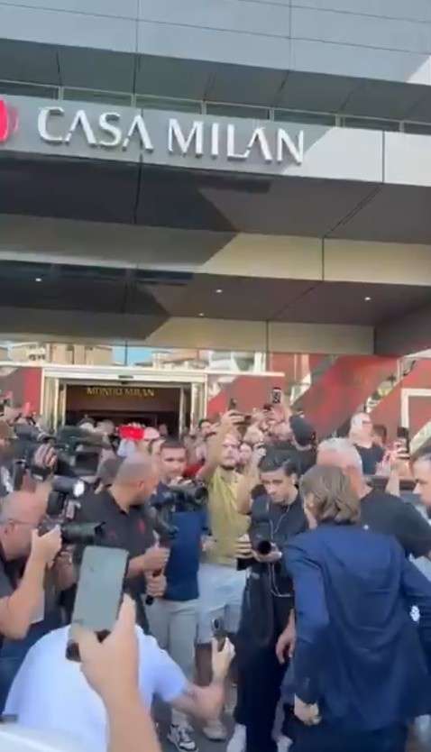 克罗地亚中场大师空降米兰城 圣西罗外掀起欢迎狂潮 克罗地亚中场大师空降米兰城 圣西罗外掀起欢迎狂潮
