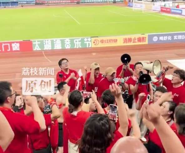 常州队终破进球荒迎来赛季首胜 球迷高歌庆祝盼连胜
