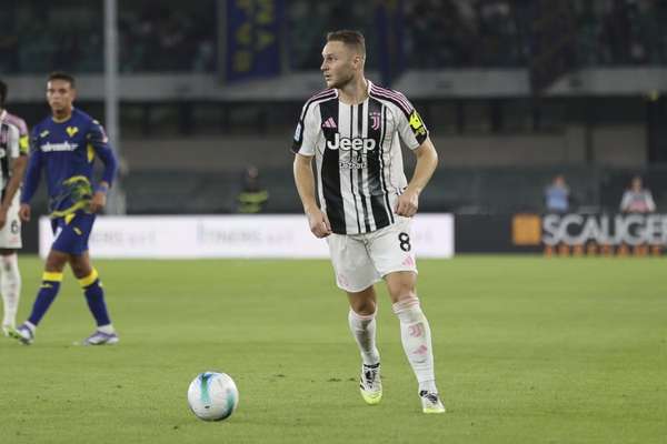 库普梅纳斯坦言位置调整困境 回归中场重拾信心