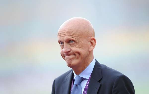 科里纳自述：24岁突发脱发险断裁判路 秃头反成标志性符号