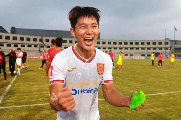 铜梁龙冲超成功核心留队 向余望确认续约战中超