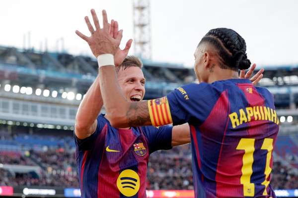 奥尔莫梅开二度破荒 巴萨主场力克阿拉维斯